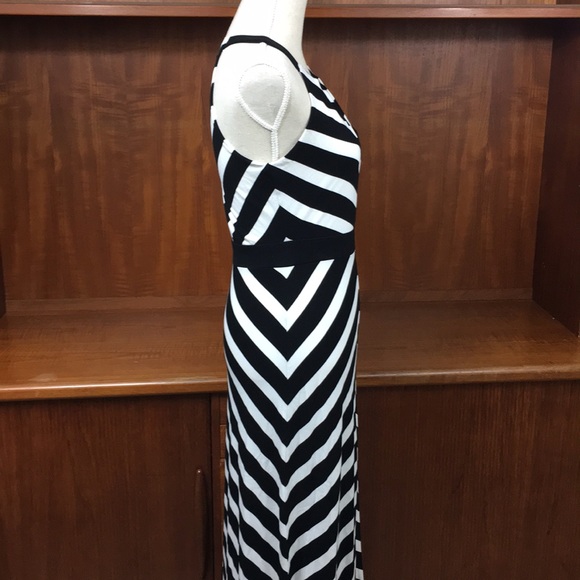 Stunning WHBM black and white halter maxi dress - Picture 3 of 6